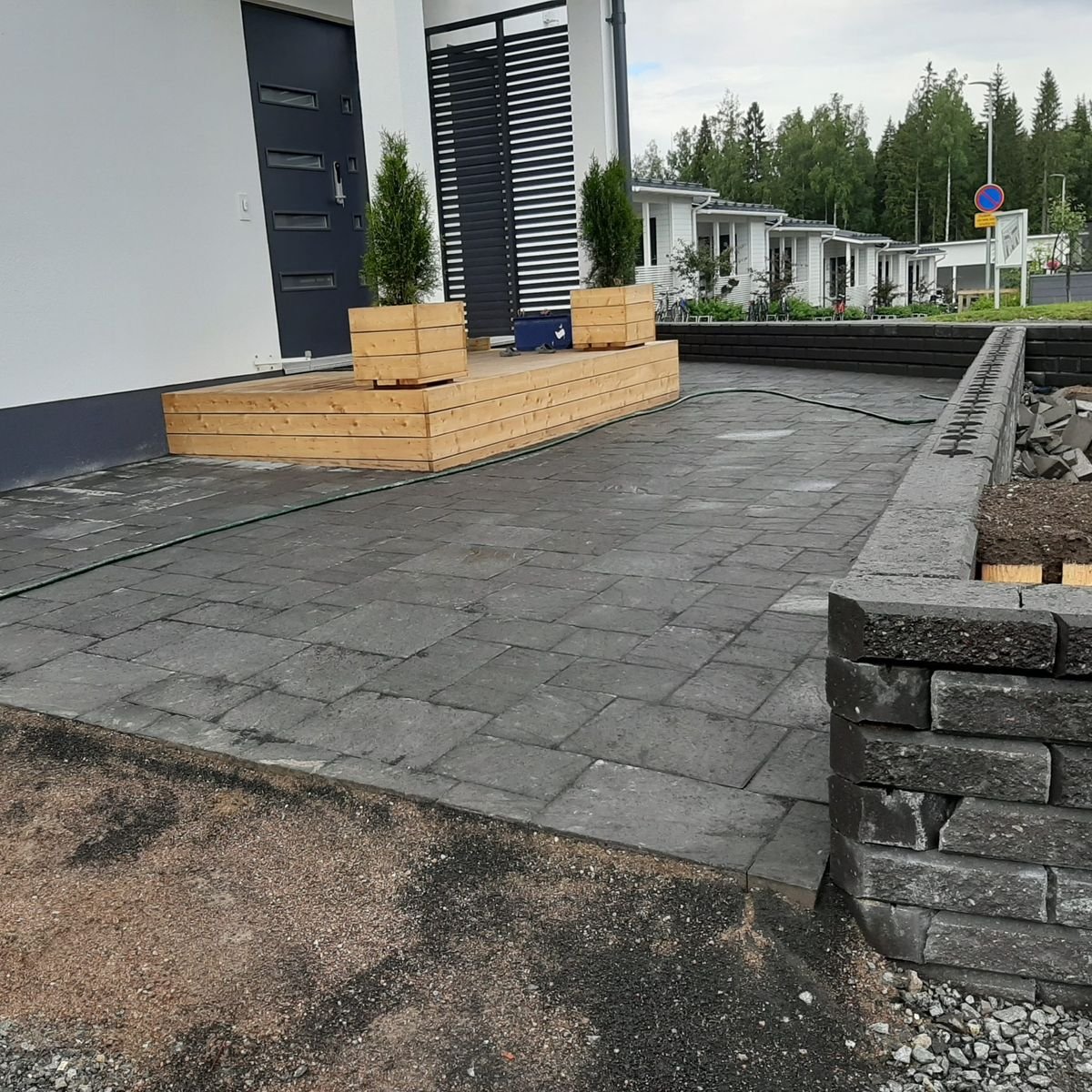 Pihakivetys ja tukimuuri omakotitalon edustalla