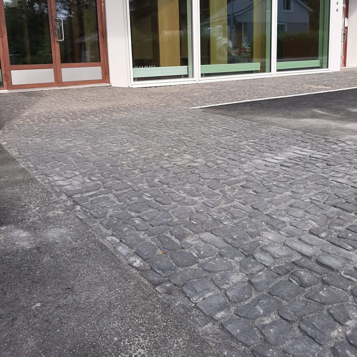 Nupukivetys julkisen rakennuksen sisäänkäynnillä